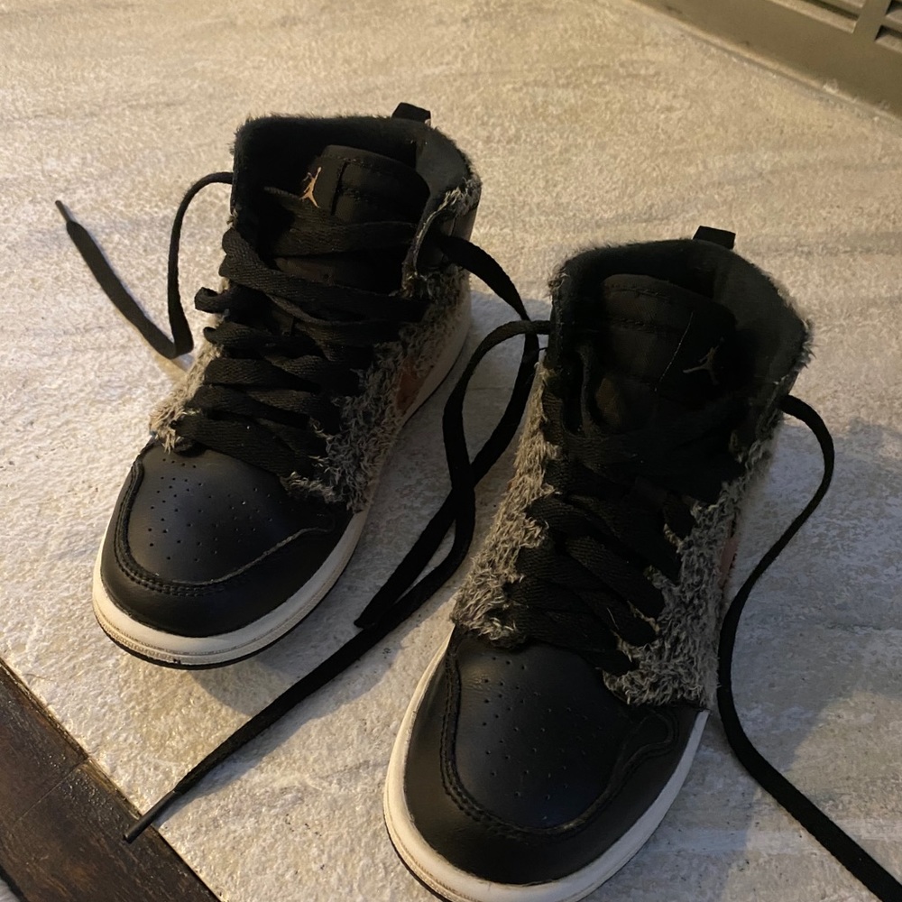 Boys Air Jordan 1 Mid Sneakers with Shearling 13.5